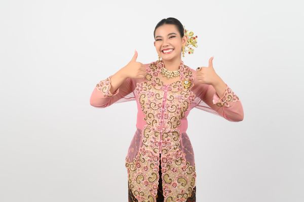Model Kebaya Batik yang Wajib Kamu Pakai Saat ke Pesta